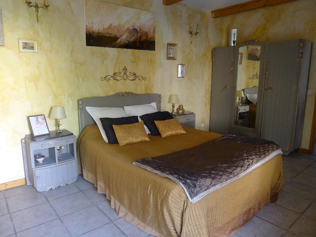 Domaine De La Manse Hotel Villeneuve-de-Berg Room photo
